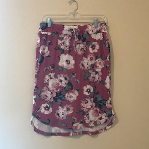 Modest knee length floral skirt 🧡